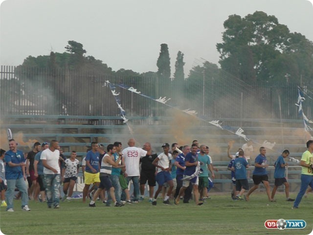 הקהל פורץ (שקד מורג)